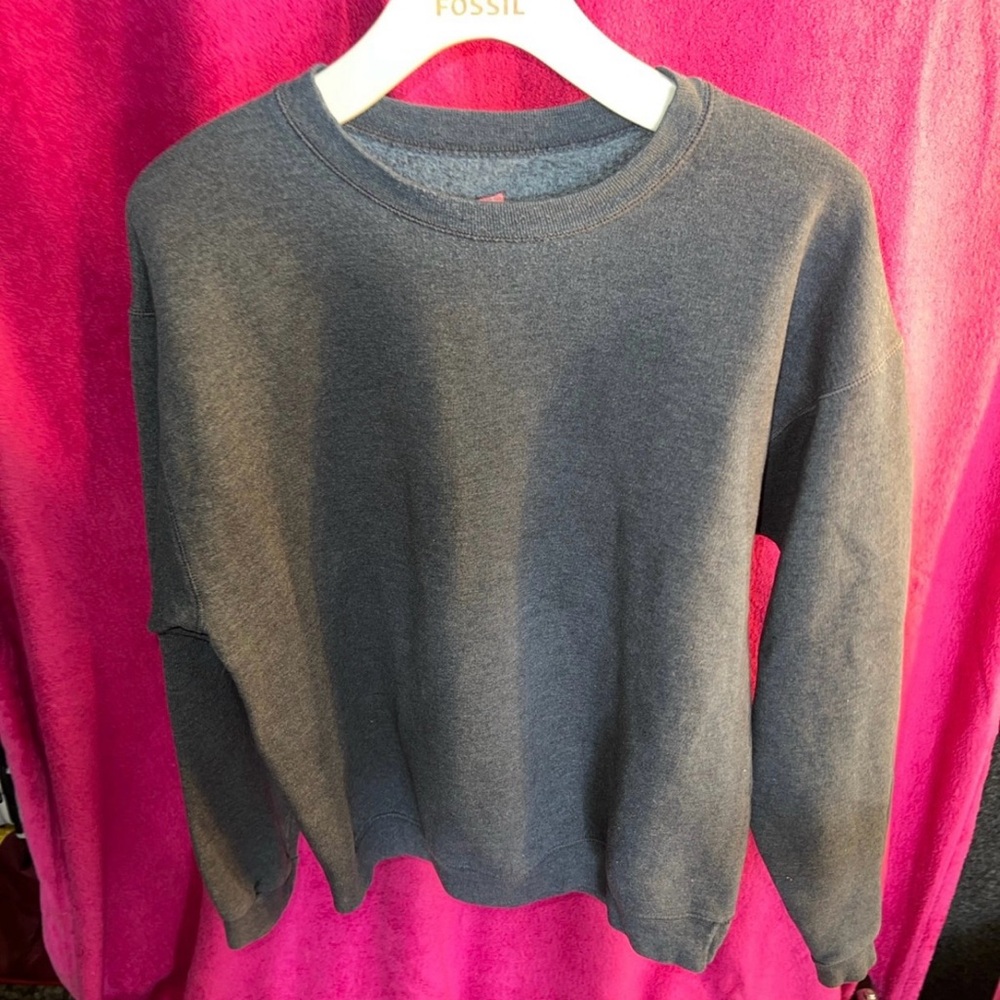 Hanes Crewneck
Size Medium 
In good condition